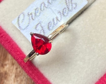 Robijnrode verlovingsring ruby teardrop peer solitaire verlovingsring unieke rode verlovingsringen ruby solitaire ring ruby teardrop ringZelfstandige