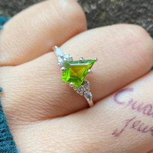 Vintage Peridot Ring Sterling Silver August Birthstone Minimalist Jewelry Green Gemstone Statement Ring Unique Alternative Gift for Her Mom