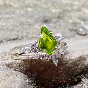 Vintage kite cut green peridot engagement ring set 14k rose gold marquise cut peridot ring for women unique promise bridal wedding ring set