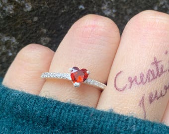 見事なハート型のガーネットリング。エレガントで手頃な価格