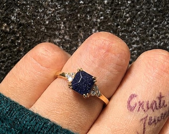 Blauer Goldflussring mit quadratisch geschliffenem Edelstein, himmlisch funkelnder Schmuck, zarter Solitär, Verlobungsgeschenk für Sie, romantisches Erinnerungsstück zum Jahrestag