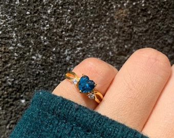 Herzförmiger Ring mit Londoner Blautopas aus Sterlingsilber, Verlobungsring im Herzschliff, Versprechensring, Jahrestagsgeschenk für Sie, Geburtssteinring für Dezember