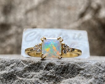 Weißer Opalring, Goldener Opal-Solitärring, Regenbogenopal-Statementring, Zarter Edelsteinschmuck, Jahrestagsring