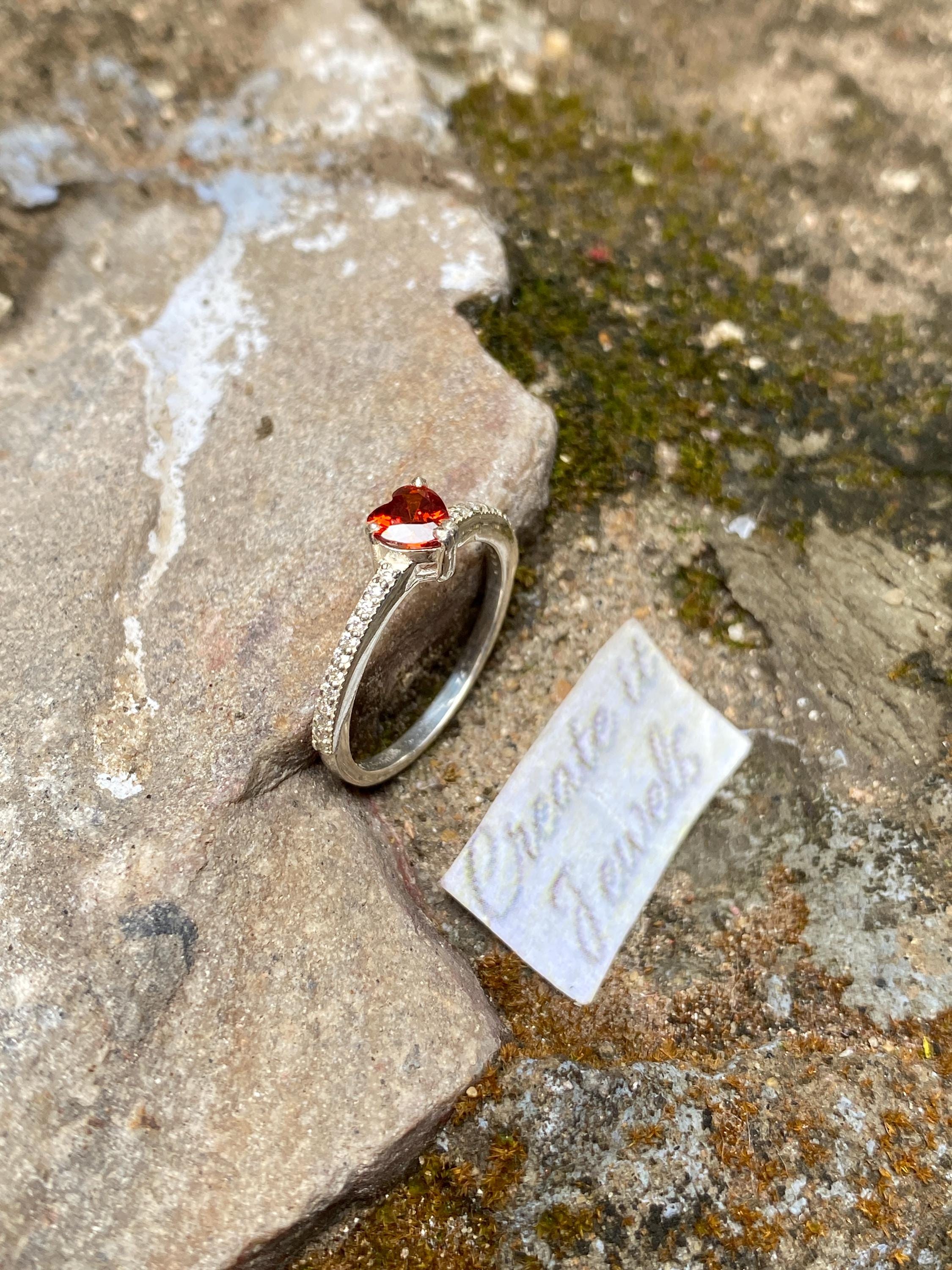 見事なハート型のガーネットリング。エレガントで手頃な価格