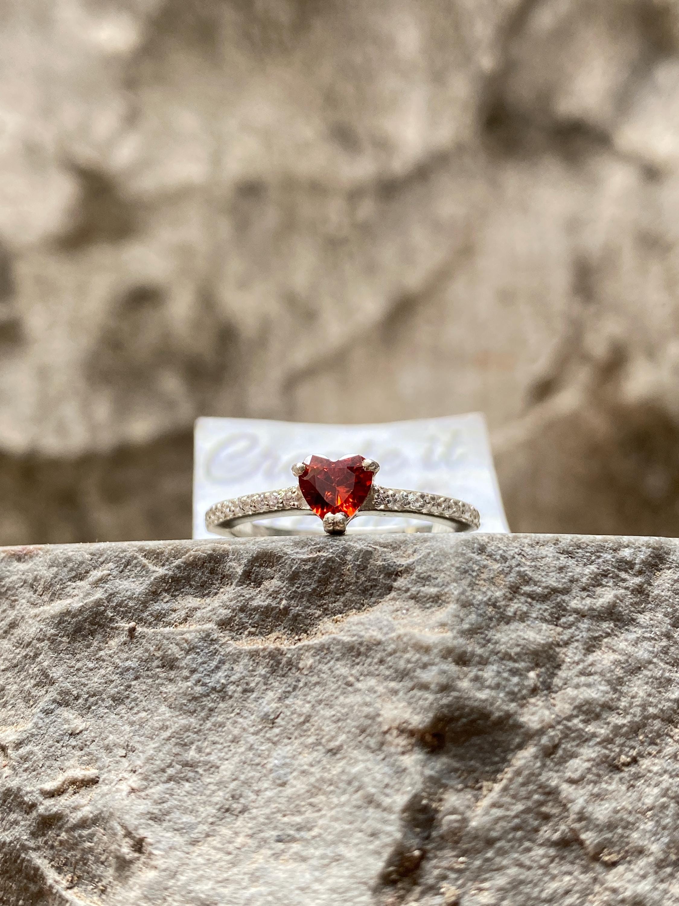 見事なハート型のガーネットリング。エレガントで手頃な価格