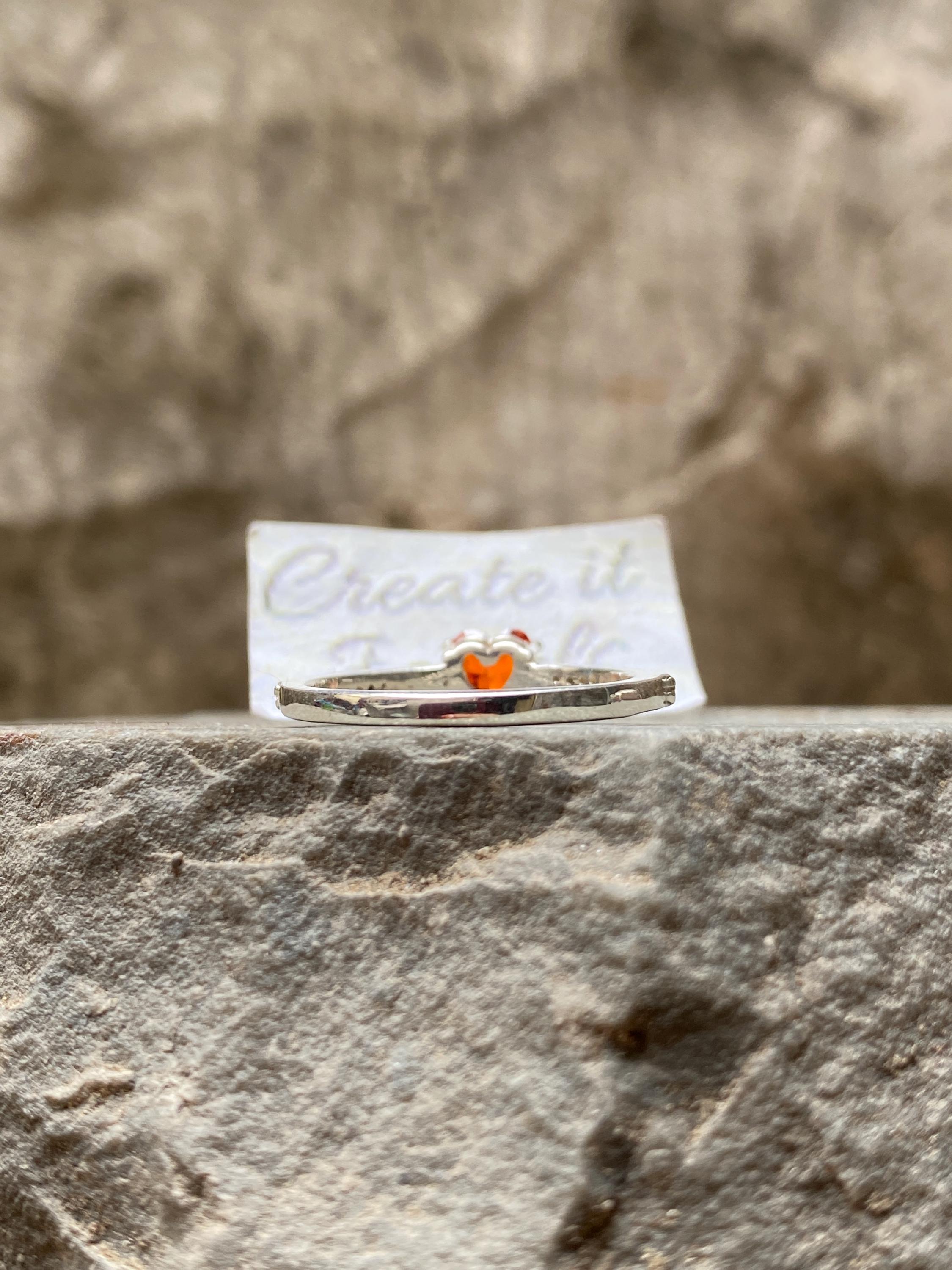 見事なハート型のガーネットリング。エレガントで手頃な価格