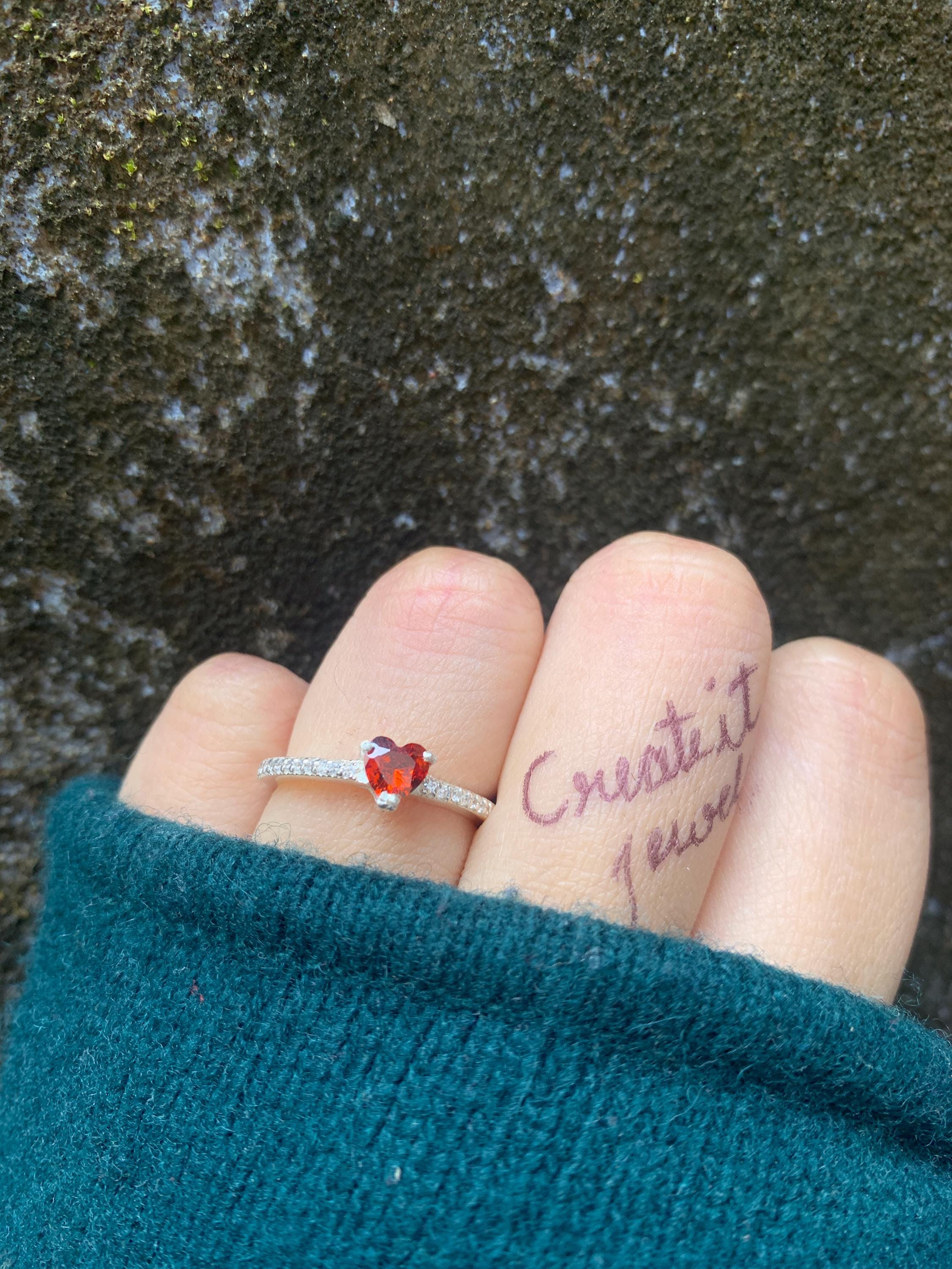 見事なハート型のガーネットリング。エレガントで手頃な価格