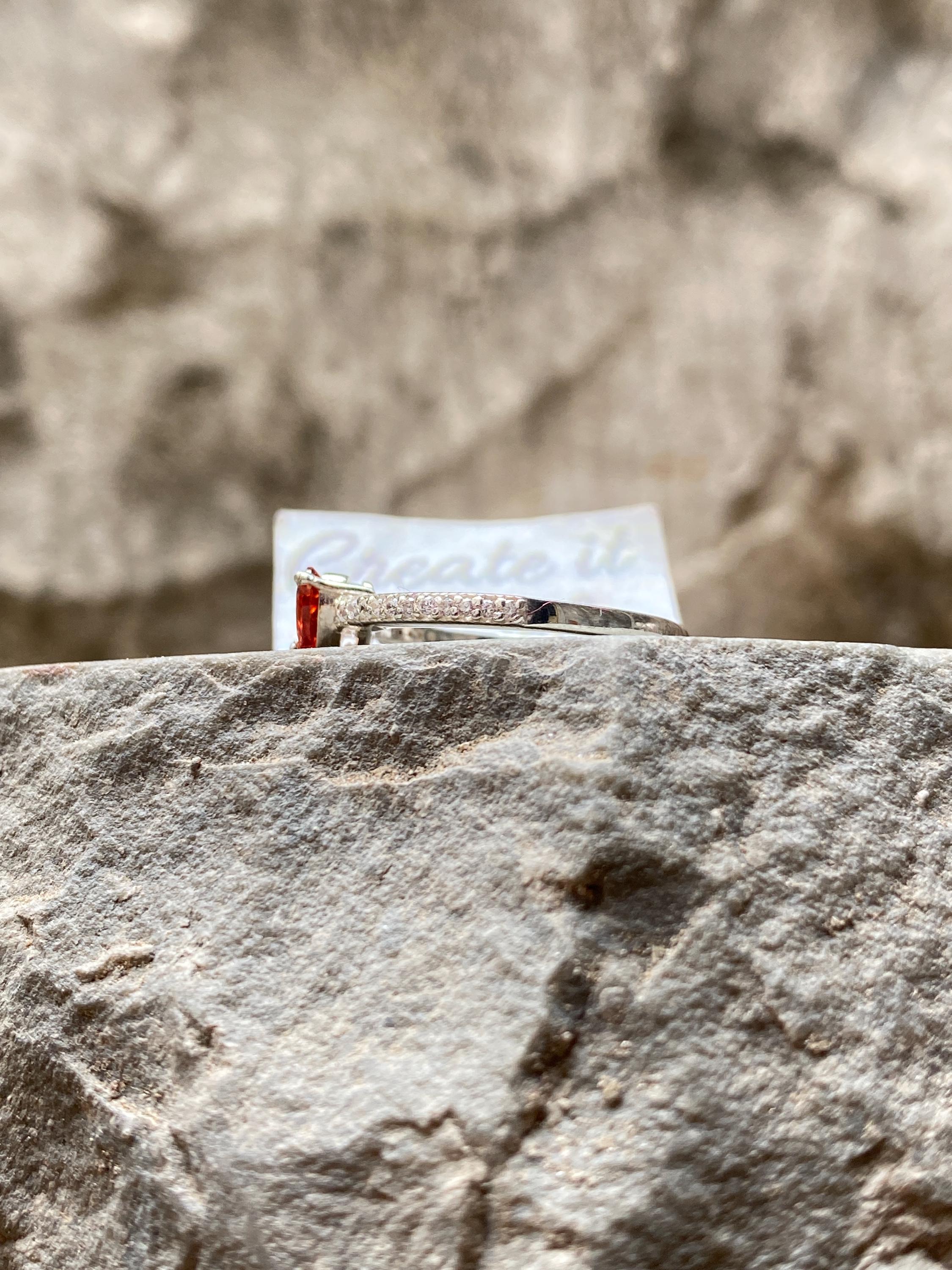 見事なハート型のガーネットリング。エレガントで手頃な価格