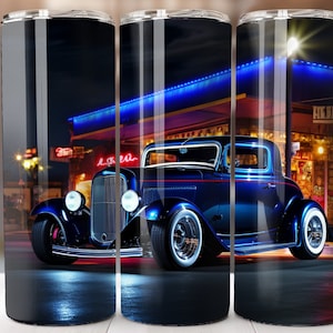 Könnte beinhalten: Ein dunkelblauer Becher mit einem klassischen Hot-Rod-Auto mit Weißwandreifen. Das Auto steht vor einer nächtlichen Kulisse mit Neonlichtern und einem Vintage-Restaurant. Das Design umschließt den gesamten Becher.