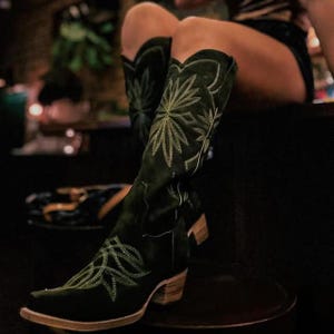 Kniehoge westernlaarzen Lorraine – olijfgroene suède cowgirllaarzen – handgemaakte hoge cowboylaarzen voor dames - Voorverkoop