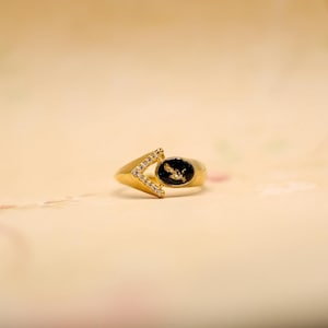 Colección Especial 68: Anillo de oro vermeil para mujer con tela de ropa propiedad de Elvis y carta de autenticidad.