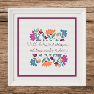 Peut inclure: Modèle de point de croix avec un motif floral et la citation "Les femmes bien élevées font rarement l'histoire".