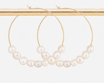 Pendientes de aro con perlas doradas: Joyería de perlas de agua dulce de estilo bohemio chic.