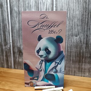 Dr. Knuffel, Sparchallenge, Budgeting, Gesundheitsvorsorge, Sparen, Panda, Losen, Rubbeln, Würfeln