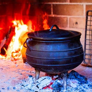 Vntg Large Cast Iron Dutch Oven Large Pot Cauldron Tripod legs chili a