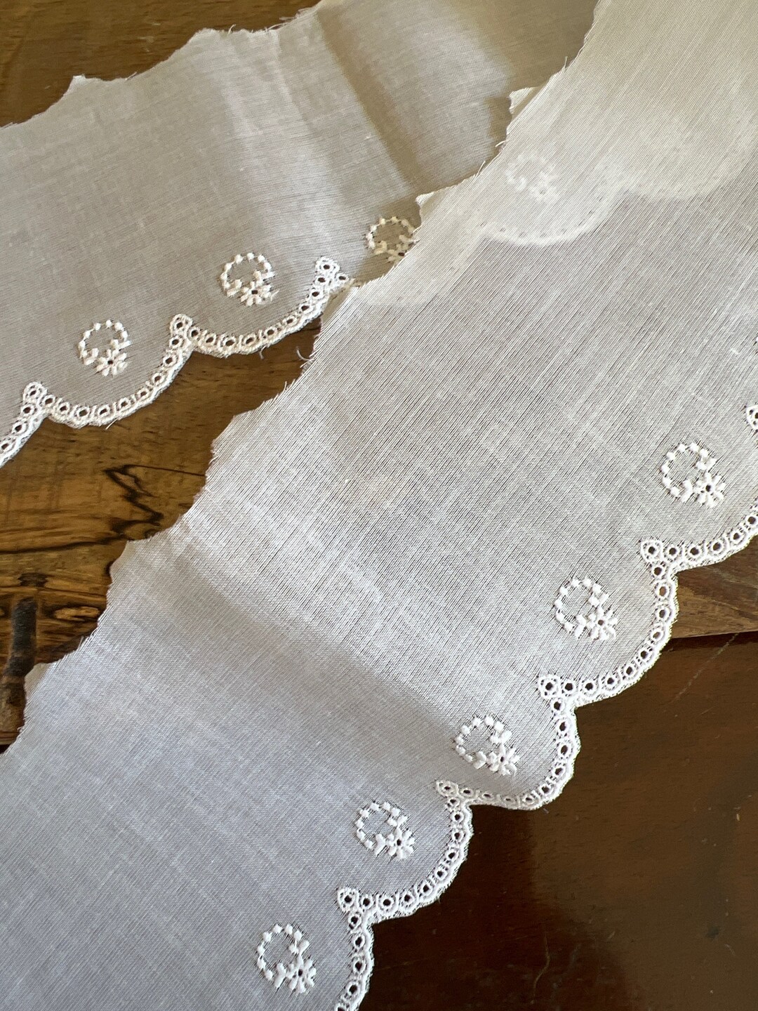 White Swiss Entredeux Scalloped Edging 3 Wide With Flowers Wreath