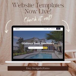 Może przedstawiać: Laptop wyświetla szablon strony internetowej z tekstem "Discover Your Sanctuary". Ekran pokazuje dom z basenem. Nad ekranem tekst brzmi "Website Templates Now Live! Check it out!" Nazwa sklepu Etsy "DesignbyKamo" znajduje się na dole.