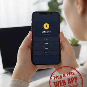 Könnte beinhalten: Ein Smartphone mit einem dunkelblauen Interface, das den Namen "John Doe" und Social-Media-Optionen anzeigt. Das Telefon wird von einer Person gehalten, mit einem Stempel "Plug & Play WEB APP - NOT A TEMPLATE!" in der Ecke.