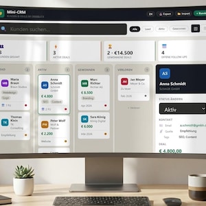 Könnte beinhalten: Ein gebogener Computermonitor zeigt ein CRM-Dashboard mit Datenvisualisierungen. Die Oberfläche zeigt Kundendaten, Deal-Status und Finanzkennzahlen. Der Bildschirm hat eine Suchleiste, Navigationstasten, eine kleine Topfpflanze und eine Tasse auf dem Schreibtisch.