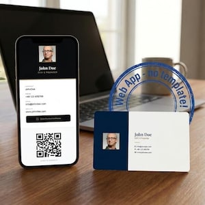 Puede incluir: Un smartphone que muestra una tarjeta de visita digital con el nombre "John Doe" y la información de contacto, junto a una tarjeta de visita física con el mismo diseño. Un portátil y una taza están en el fondo.