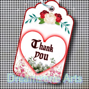 Puede incluir: Etiqueta de regalo blanca con un corazón rojo que dice "Gracias". El corazón está rodeado de flores rosas y blancas. Hay rosas rojas y blancas en la parte superior de la etiqueta.