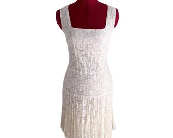 Vestido midi vintage de encaje plisado color marfil, romántico, coqueto, estilo balletcore, floral, texturizado, femenino, cottagecore, corte ajustado y acampanado, cuello cuadrado, estilo Y2K años 90, blanco