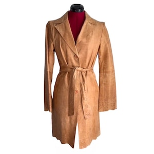 Vintage Tan Leather Duster Coat Laser Cut Floral Trim Boho Western Spring Jacket Belted Scalloped Hem Y2K Minimalist Long Trench 70s Style