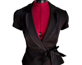 Blazer negro estructurado vintage, blusa tipo blazer cruzada, top entallado con cinturón, minimalista, elegante, discreto, lujoso, para oficina, chaqueta Y2K, satén, corto, años 90.