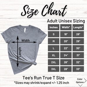 K&ouml;nnte beinhalten: Gr&ouml;&szlig;entabelle f&uuml;r Unisex-T-Shirts f&uuml;r Erwachsene. Die Tabelle zeigt die Ma&szlig;e in Zoll f&uuml;r Breite und L&auml;nge, von Gr&ouml;&szlig;e S (18" Breite, 28" L&auml;nge) bis 3XL (28" Breite, 33" L&auml;nge). Der Text lautet "Tee's Run True T Size" und "Sizes may shrink/expand +/- 1.25 inch".
