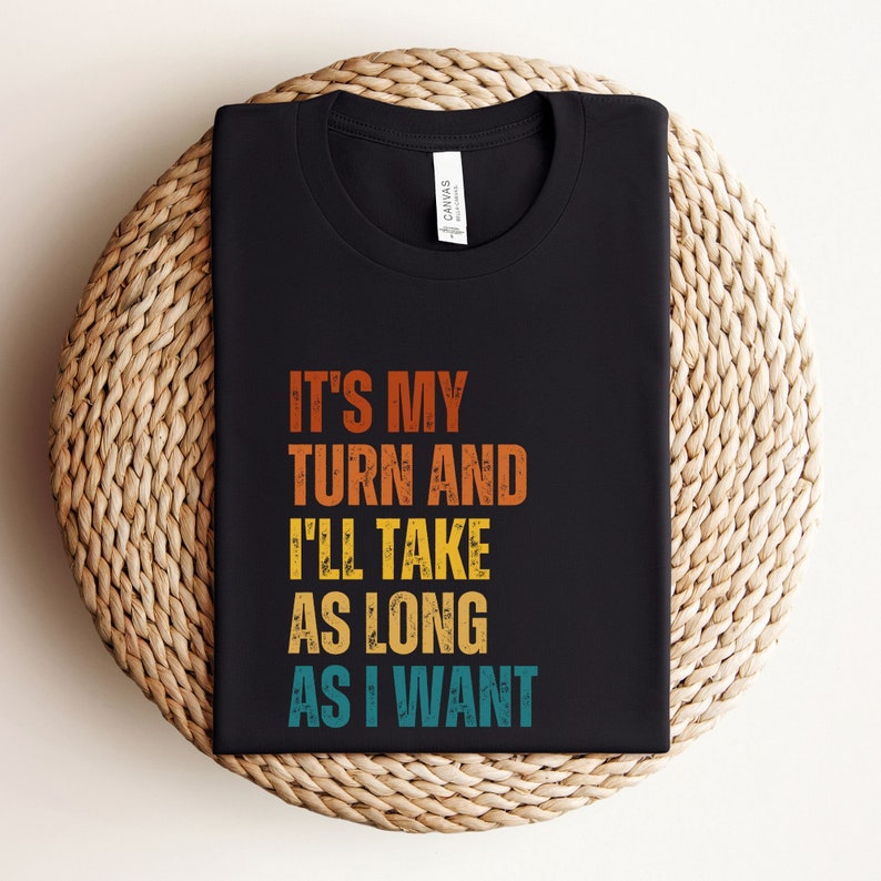 K&ouml;nnte beinhalten: Schwarzes T-Shirt mit einem Vintage-Grafikdruck, der "Es ist mein Zug und ich werde so lange brauchen, wie ich m&ouml;chte." lautet.