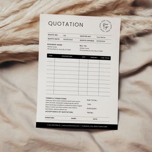 Op de afbeelding: Een zwart-witte printbare offerte sjabloon met velden voor offertenummer, datum, bedrijfsnaam, factuur aan, artikel, beschrijving, hoeveelheid, bedrag, totaal per regel, subtotaal, btw, korting, totaal, datum, handtekening en naam. De sjabloon bevat ook een ruimte voor algemene voorwaarden en acceptatie van de offerte.