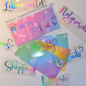 Könnte beinhalten: Eine Sammlung klarer Plastikbeutel und Etiketten mit holografischer Schrift. Die Etiketten enthalten Wörter wie "Shopping", "Hobby" und "Sticker". Die Beutel haben farbenfrohe Hintergründe mit rosa, blauen und gelben Farbtönen.