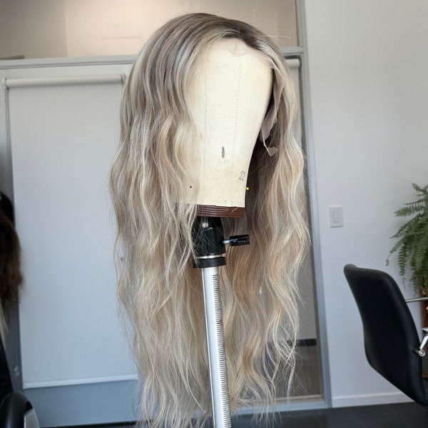 Perruque naturelle de 22 pouces avec balayage blond cendré brillant