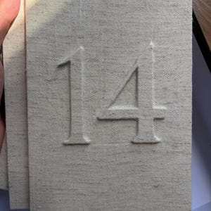 Leinen Tischnummern Hochzeit, Stoff Tischnummern mit Ständer, benutzerdefinierte Hochzeitstischnummern, elegantes Event-Dekor
