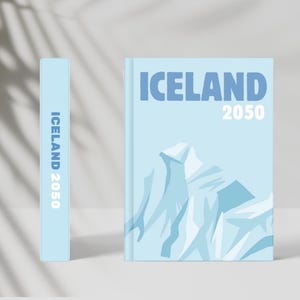 以下が含まれることがあります： 「ICELAND 2050」というタイトルの、山脈の様式化されたイラストが描かれた水色の本。本は直立しており、背表紙にはタイトルと年号が見えます。表紙には「ICELAND」の文字が大きく、水色で書かれています。