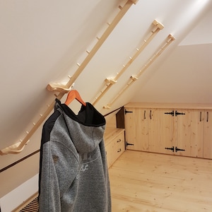 Unieke wandkapstok onder een schuin plafond