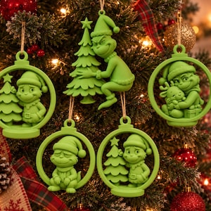 Könnte beinhalten: Ein Set aus fünf lindgrünen Ornamenten, die eine Figur mit Weihnachtsmütze zeigen. Vier Ornamente sind kreisförmige Rahmen mit der Figur und einem Weihnachtsbaum oder in sitzender Pose, eines ist eine freistehende Figur mit Baum.