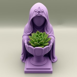 Könnte beinhalten: Eine lavendelfarbene Figur einer Kapuzenperson mit einem Blumendetail auf der Kapuze, die eine gewellte Schale mit einer grünen Sukkulente hält. Die Figur steht auf einem quadratischen Sockel und weist glatte Oberflächen sowie ein mattes Finish auf.
