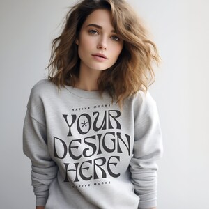Gildan 18000 Ash Sweatshirt-mockup | Sweatshirtmodel model | Gildan-modellen met ronde hals | Esthetisch 18000-model