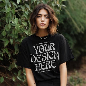 ギルダン 5000 ブラック Tシャツ モックアップ、ファッション Tシャツ モックアップ、オーバーサイズ シャツ、モデル モックアップ
