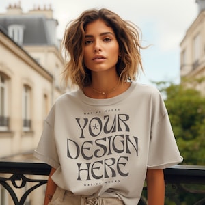 ギルダン 5000 ナチュラル Tシャツ モックアップ、ファッション Tシャツ モックアップ、オーバーサイズ シャツ、モデル モックアップ