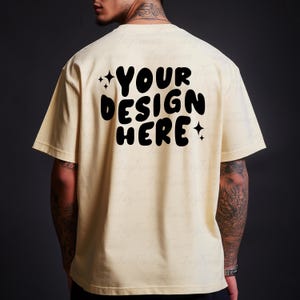 AS Color 5080 Butter T-shirt Vista posteriore Mockup, modello da uomo lato posteriore Mockup per maglietta oversize, Mockup AS Color 5080, Box Fit Tee mockup
