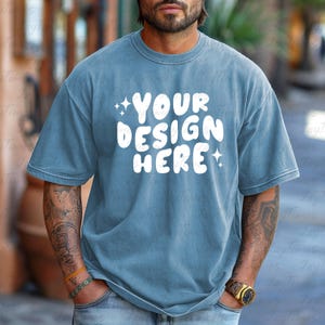 Comfort Colors 1717 herenmodel mockup gewassen denim kleur Comfor colors 1717 T-shirtmodel, Esthetische mockup, herenmodel, mockupbestand uit 1717