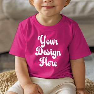 Pelli di coniglio 3322 Mockup di colore rosa caldo, T-shirt per bambini Mock, Moskup estetico, Mockup in jersey fine infantile, Mockup naturale per bambini, Camicia per bambini