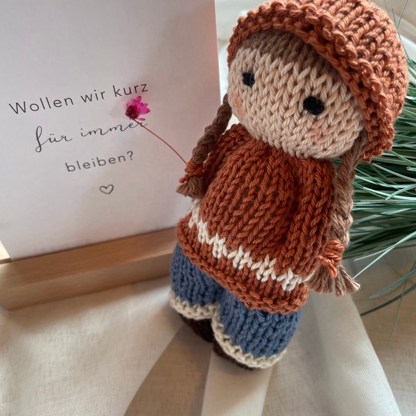 Kleine Strickpuppe Anni mit Zöpfen zum Liebhaben und zum Spielen