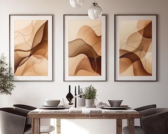 Könnte beinhalten: Drei abstrakte Kunstdrucke in Braun- und Beigetönen in einem modernen Esszimmer mit einem Holztisch und Stühlen.