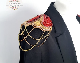Accessoires épaules/Épaulettes en perles dorées/Manches amovibles à franges. Épaule/Épaulières rouge et or/Broderie sur l'épaule.