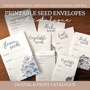 Pode incluir: Envelopes de sementes imprimíveis com etiquetas para sementes de flores, vegetais, ervas e frutas. Os envelopes são brancos com um design floral azul claro. O texto nos envelopes é preto. A imagem também inclui um catálogo digital e impresso.