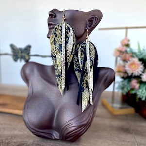 Boucles d'oreilles en cuir noir et doré à imprimé serpent : bijoux tendance bohèmes longs