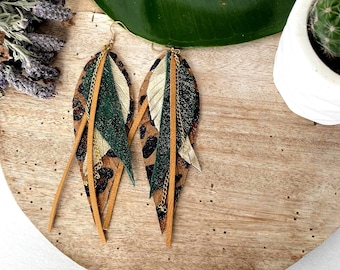 Boucles d&#39;oreilles tendance en cuir bohème léopard vert forêt et plumes dorées Bijoux audacieux et légers